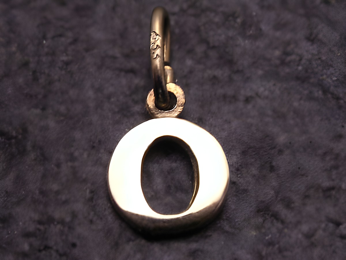 Gold 333 Druck Buchstaben Anhänger mit dem Buchstaben O von Juwelier Harnisch, stilvolles und zeitloses Design für individuelle Schmuckstücke.