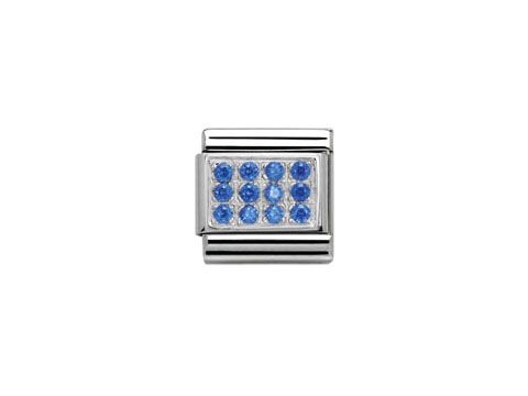 Ein silberner Charm von Nomination mit der Bezeichnung Classic 330307 04 in Blau, verziert mit Zirkonia-Steinen, die in einem attraktiven Muster angeordnet sind.