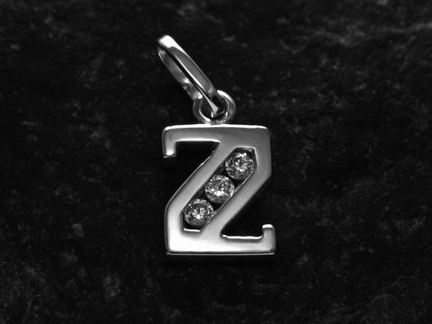 Z Buchstaben Initialen Anhänger aus Silber rhodiniert mit Zirkonia, Hersteller Juwelier Harnisch, stilvolles Design, perfekte Ergänzung für persönlichen Schmuck.