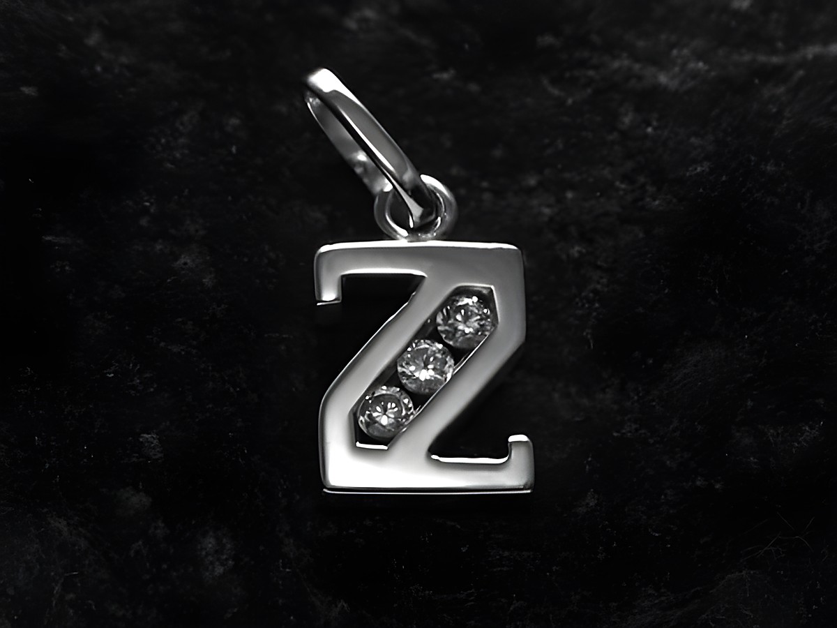 Z Buchstaben Initialen Anhänger aus Silber rhodiniert mit Zirkonia, Hersteller Juwelier Harnisch, stilvolles Design, perfekte Ergänzung für persönlichen Schmuck.
