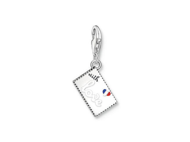 Charm-Anhänger von Thomas Sabo in Silber mit buntem Emaille-Design, zeigt eine Briefmarke mit der Aufschrift "with love" und französischen Farben, ideal für vielseitigen Schmuck.