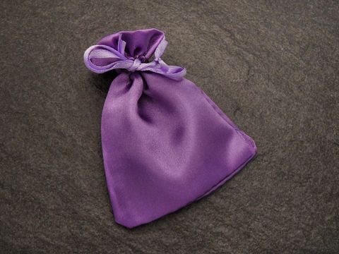 Geschenksäckchen in lila aus synthetischem Satin, 10 cm groß, von Juwelier Harnisch, ideal für stilvolle Geschenkverpackungen.