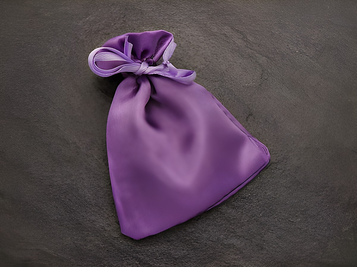 Geschenksäckchen in lila aus synthetischem Satin, 10 cm groß, von Juwelier Harnisch, ideal für stilvolle Geschenkverpackungen.