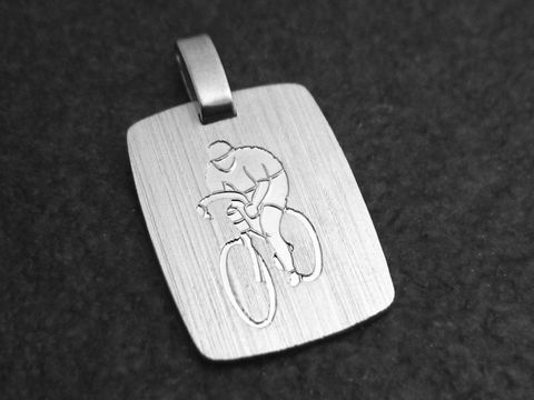 Silber Anhänger mit eingravierter Radsportmotivation, zeigt einen Radfahrer in action, hergestellt von Juwelier Harnisch, ideal für Sportliebhaber.
