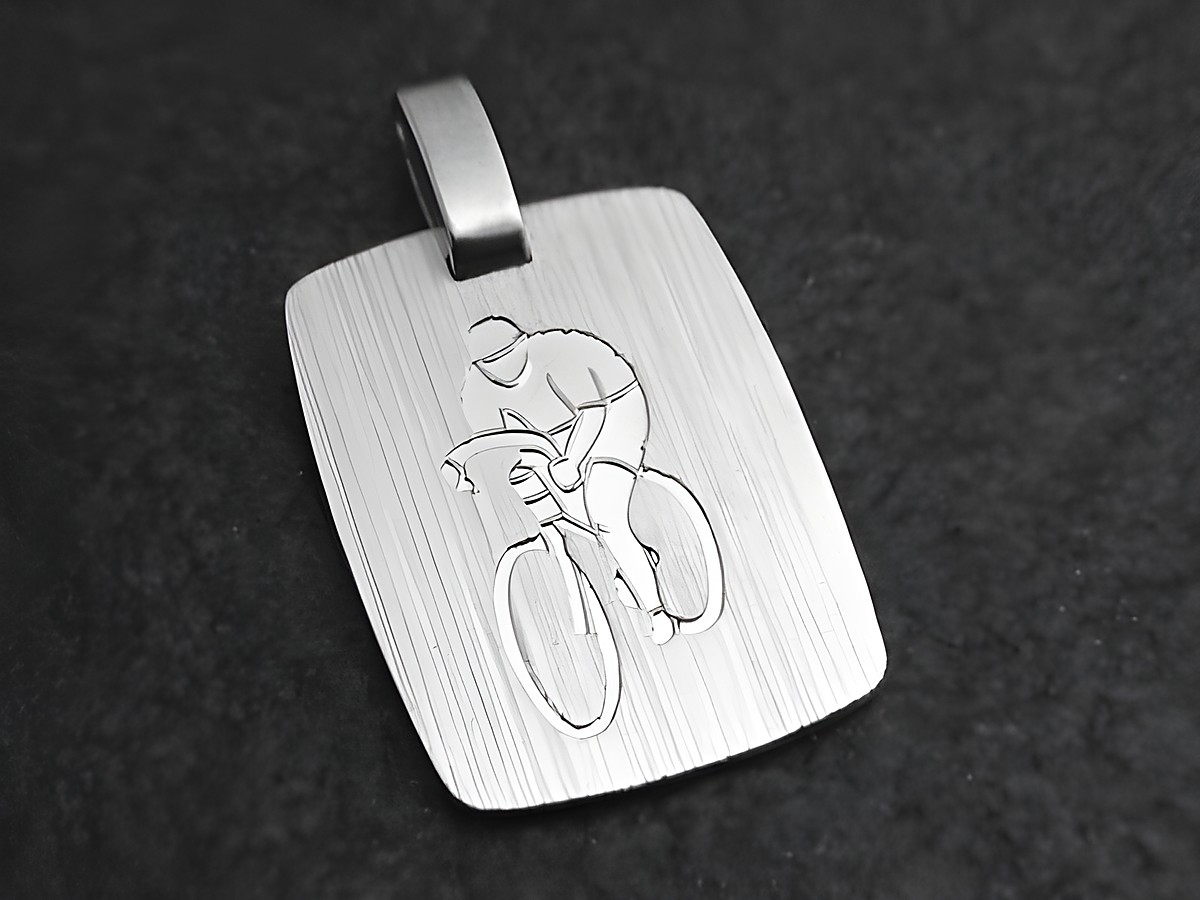 Silber Anhänger mit eingravierter Radsportmotivation, zeigt einen Radfahrer in action, hergestellt von Juwelier Harnisch, ideal für Sportliebhaber.
