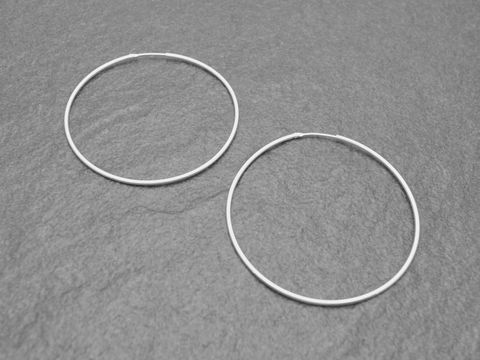 Silber Creolen mit einem Durchmesser von 5,7 cm aus rhodiniertem Sterling Silber, 1,5 mm dick, hergestellt von Juwelier Harnisch, perfekt geeignet für einen eleganten Look.
