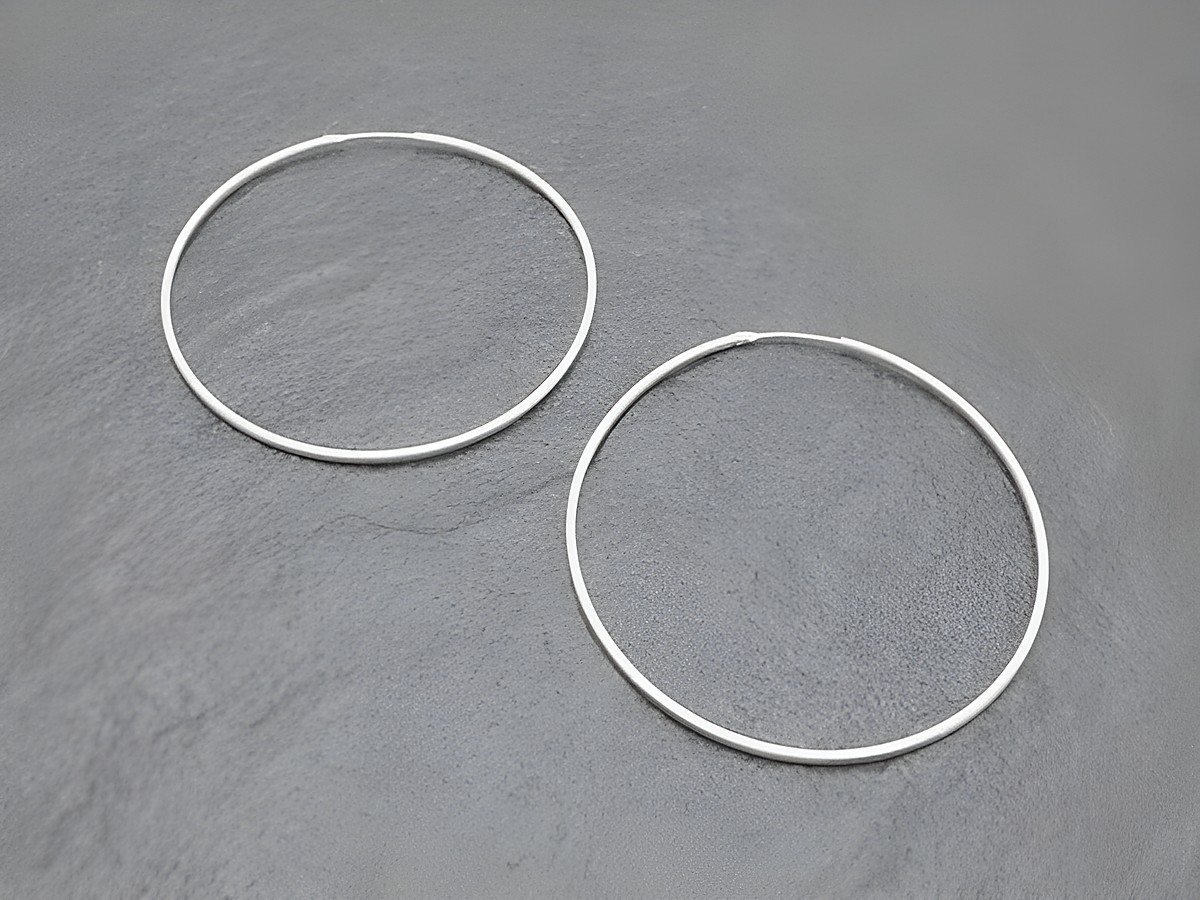 Silber Creolen mit einem Durchmesser von 5,7 cm aus rhodiniertem Sterling Silber, 1,5 mm dick, hergestellt von Juwelier Harnisch, perfekt geeignet für einen eleganten Look.