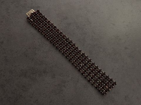 Strass Armband pompös in granatrot mit einer Länge von 18 cm und goldfarbenem Verschluss, hergestellt von Juwelier Harnisch, ideal für elegante Anlässe.