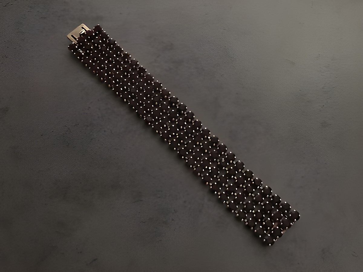 Strass Armband pompös in granatrot mit einer Länge von 18 cm und goldfarbenem Verschluss, hergestellt von Juwelier Harnisch, ideal für elegante Anlässe. – Ansicht 2