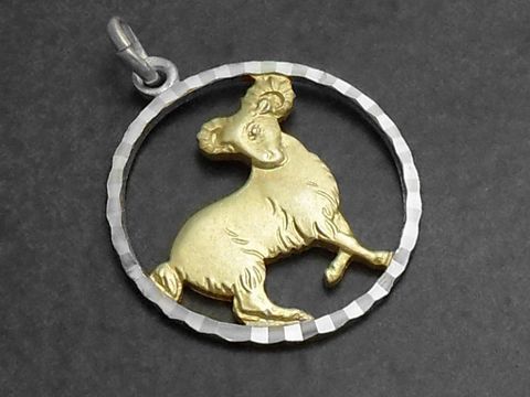 Widder 925 Sterling Silber Sternzeichen Anhänger mit Vergoldung, zeigt den Widder in einem runden, strukturierten Rahmen, ideal als Schmuckstück für Sternzeichen-Liebhaber.