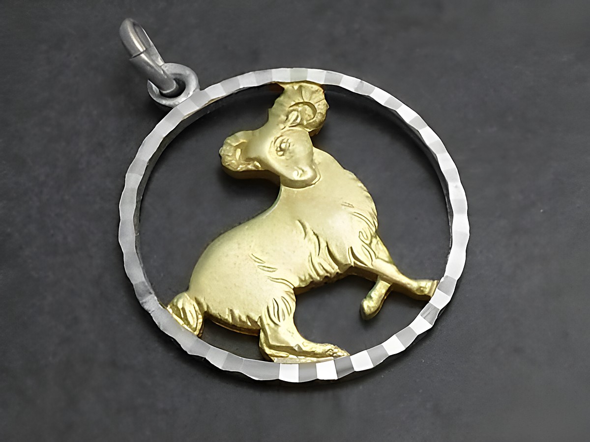Widder 925 Sterling Silber Sternzeichen Anhänger mit Vergoldung, zeigt den Widder in einem runden, strukturierten Rahmen, ideal als Schmuckstück für Sternzeichen-Liebhaber.