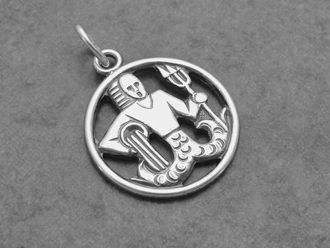 Silber geschwärzt Anhänger mit dem Sternzeichen Wassermann in runder Form, gefertigt von Juwelier Harnisch. Der Anhänger zeigt die charakteristische Wassermann-Darstellung.
