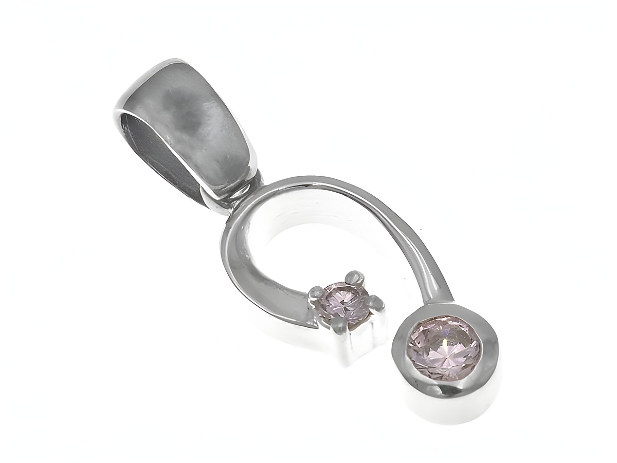 Eindrucksvoller Anhänger aus Sterling Silber mit polished Zirkonia, kunstvoll gestaltet und perfekt für jedes Outfit, Hersteller Juwelier Harnisch, Zirkonia in der Mitte.