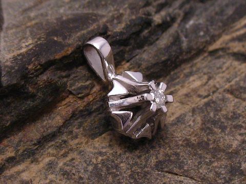 46755-0 Weißgold Anhänger verspielt aus Weißgold 585 mit Brillant, Hersteller Juwelier Harnisch, mit funkelnden Diamanten und Brillianten, kunstvoll designt und elegant.