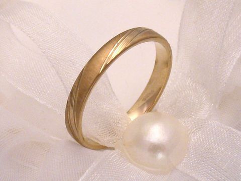 Eleganter Trauring Ehering CLASSY aus Gold 333 in Größe 66/21,0 des Herstellers Juwelier Harnisch, mit feiner Struktur und in ansprechendem Design, präsentiert auf zarter Seide.