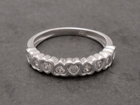 Romantischer Herzring aus Sterling Silber mit rhodinierten Zirkonia in Größe 58, Hersteller Juwelier Harnisch, elegantes und funkelndes Design für besondere Anlässe.