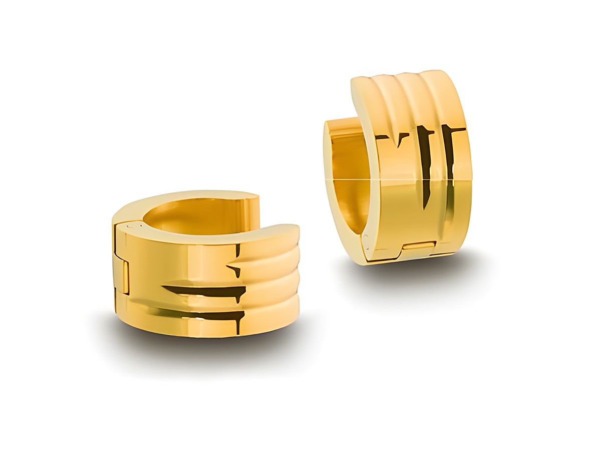 Edelstahl Creolen mit Streifen Muster in Goldfarben, Durchmesser 1,3 cm, Breite 6,9 mm, von Juwelier Harnisch. Zeitloses Design für stilvolle Akzente.