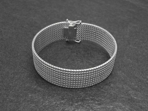 Silber Armband aus feinem Gewebe, ohne Stein, perfekt für einen super sexy City Look, Hersteller Juwelier Harnisch, aktuell und top angesagt.
