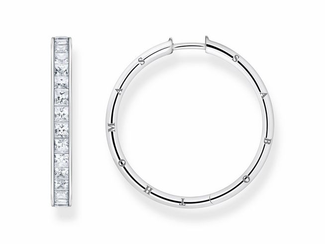 Creolen aus Sterling Silber von Thomas Sabo mit weißen Zirkonia. Die eleganten Ohrringe zeigen eine glänzende Oberfläche und sind ideal für einen stilvollen Look.