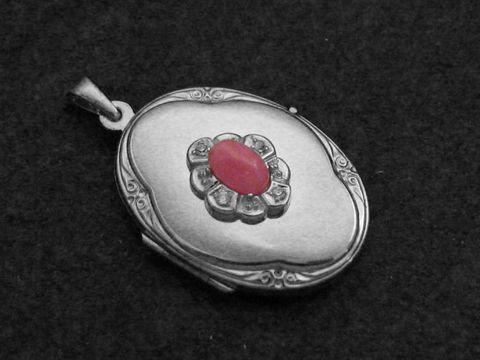 Rhodochrosit rosa Medaillon Cabochon in Weißgold 333 mit Brillanten, elegant gestaltet von Juwelier Harnisch, idealer Schmuck für besondere Anlässe.