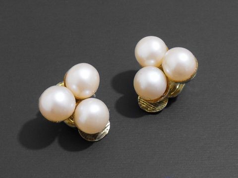 Modeschmuck Ohrclip elegant in Rosé mit Zuchtperlenimitation von Hersteller Juwelier Harnisch, stilvolles Design mit vier schimmernden Perlen, perfekt für besondere Anlässe.