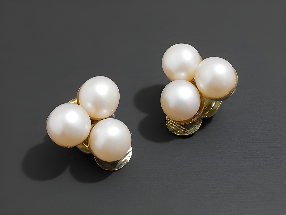 Modeschmuck Ohrclip elegant in Rosé mit Zuchtperlenimitation von Hersteller Juwelier Harnisch, stilvolles Design mit vier schimmernden Perlen, perfekt für besondere Anlässe.