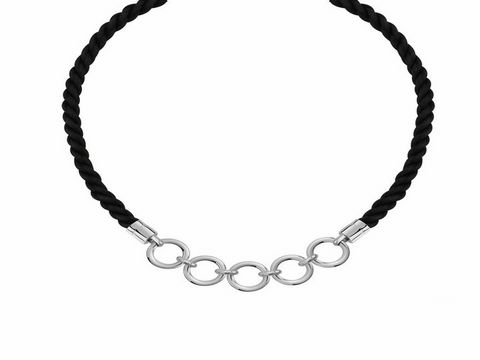 Schwarze Kordelkette von Ti Sento mit einer Länge von 41-43 cm, verziert mit silbernen Ringen. Ideal für Charms und modische Akzente.