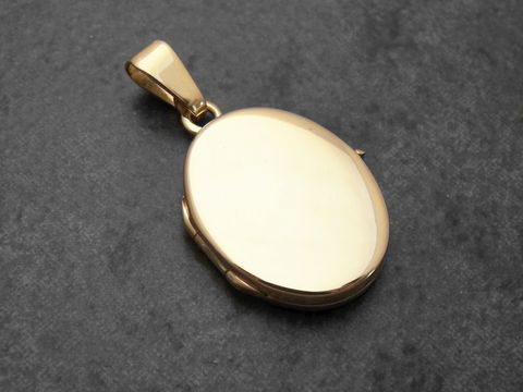 Gold Medaillon - Designer Schmuckstück - 21 mm - Gold 750 - poliert - mattiert, Hersteller: Juwelier Harnisch, ovales Design mit schlanker Aufhängung.