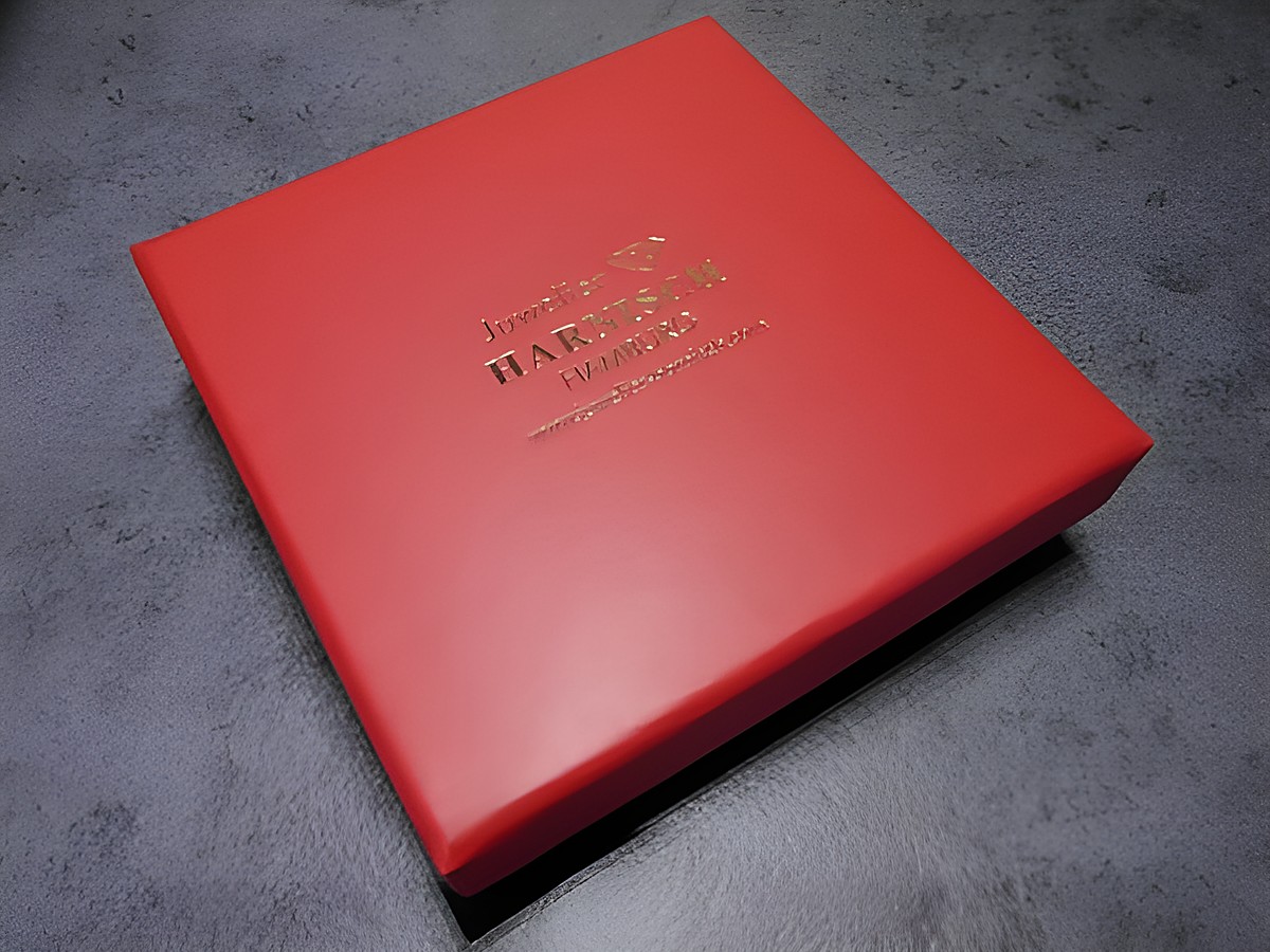 Viereckige rote Geschenkbox mit schwarzem Innenfutter, Hersteller Juwelier Harnisch, Maße 80 x 80 x 24 mm, ideal für Schmuckstücke. – Ansicht 2