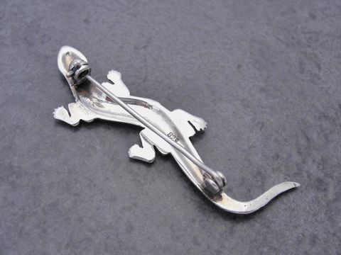 Silber Brosche in Form eines Salamanders aus Markasit, Hersteller Juwelier Harnisch, tierisch gestaltete Broschen für besondere Anlässe.