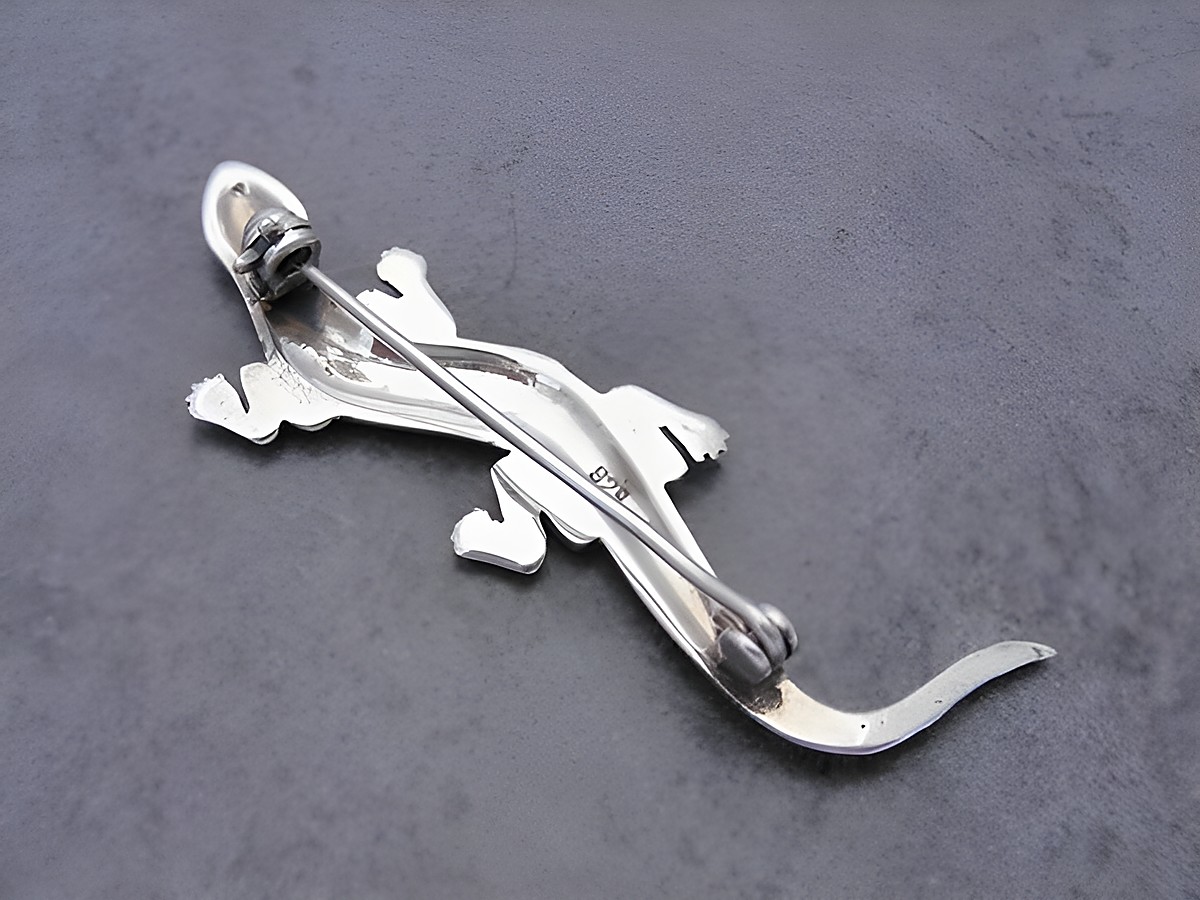 Silber Brosche in Form eines Salamanders aus Markasit, Hersteller Juwelier Harnisch, tierisch gestaltete Broschen für besondere Anlässe. – Ansicht 2