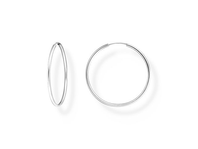 Zwei mittelgroße Creolen aus Silber von Thomas Sabo, eine oval und eine rund, elegant und zeitlos im Design, ideal für jeden Anlass.