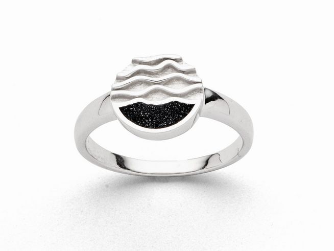 Sterling Silber Ring von DUR mit rhodiniertem Finish in Größe 54, gestaltet mit Wellenmuster und Lavasand auf der Oberfläche, vereint Eleganz und maritimes Flair.