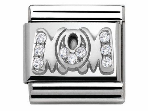 Edelstahlanhänger mit Zirkonia in Silber, präsentiert das Wort "Mom" in stilvoller Schrift. Ein elegantes Schmuckstück von Nomination, ideal für persönliche Geschenke.