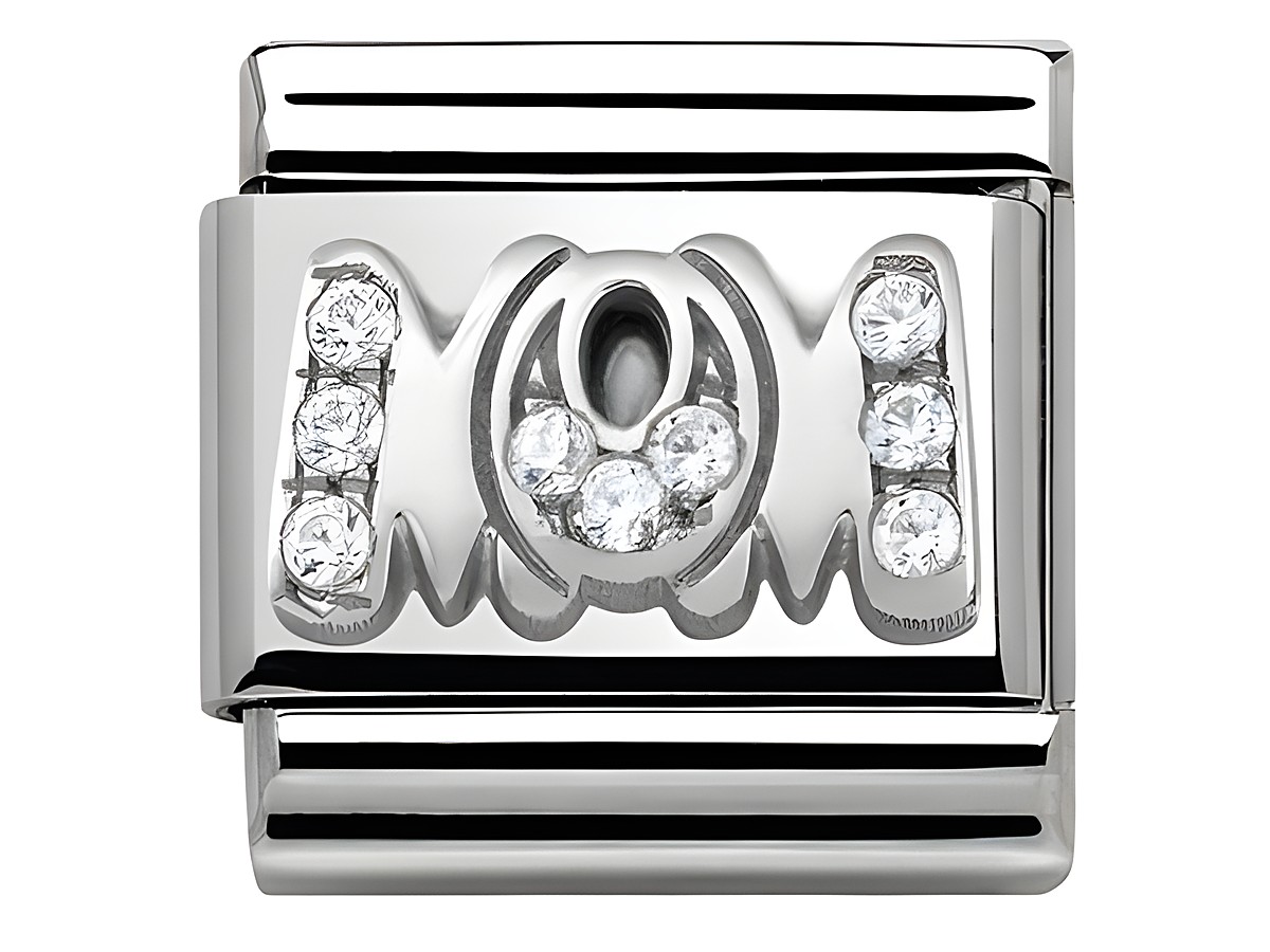 Edelstahlanhänger mit Zirkonia in Silber, präsentiert das Wort "Mom" in stilvoller Schrift. Ein elegantes Schmuckstück von Nomination, ideal für persönliche Geschenke.