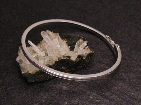 Armreifen hinreißend - 3,1 mm - Weißgold - 20 cm, Hersteller: Juwelier Harnisch, Armreifen auf glitzerndem Untergrund mit klaren Kristallen im Hintergrund, elegant und stilvoll präsentiert.