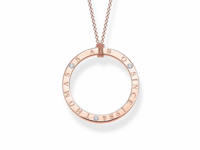Eine elegante Thomas Sabo Kette aus vergoldetem Roségold mit einem runden Anhänger, verziert mit weißen Zirkonia und eingravierten Buchstaben, 90 cm lang.