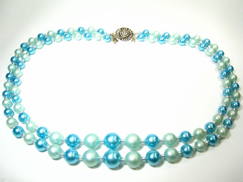 Zweireihige Kette runde Perlen neu in Blau, Hersteller Juwelier Harnisch, Perlenketten, elegante Kombination aus blauen und hellblauen Perlen, ideal für besondere Anlässe.