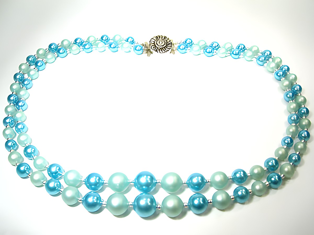 Zweireihige Kette runde Perlen neu in Blau, Hersteller Juwelier Harnisch, Perlenketten, elegante Kombination aus blauen und hellblauen Perlen, ideal für besondere Anlässe.