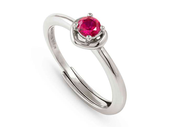 Ring aus Sterling Silber mit einem roten Zirkonia in Herzform, verstellbar von Größe 51 bis 59, Hersteller Nomination, ideal für besondere Anlässe und als Geschenk.