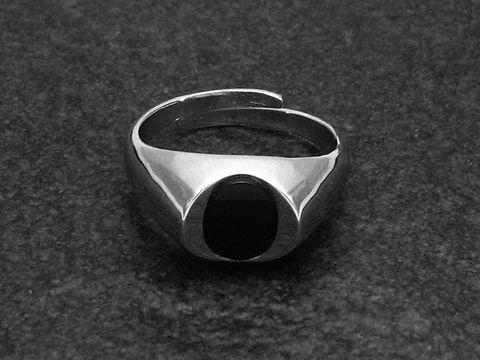 Silberring mit verstellbarer Größe, rhodiniert, im klaren Design. Der Ring hat einen ovalen Onyxstein in der Mitte und wirkt elegant und modern. Ideal für jeden Anlass.