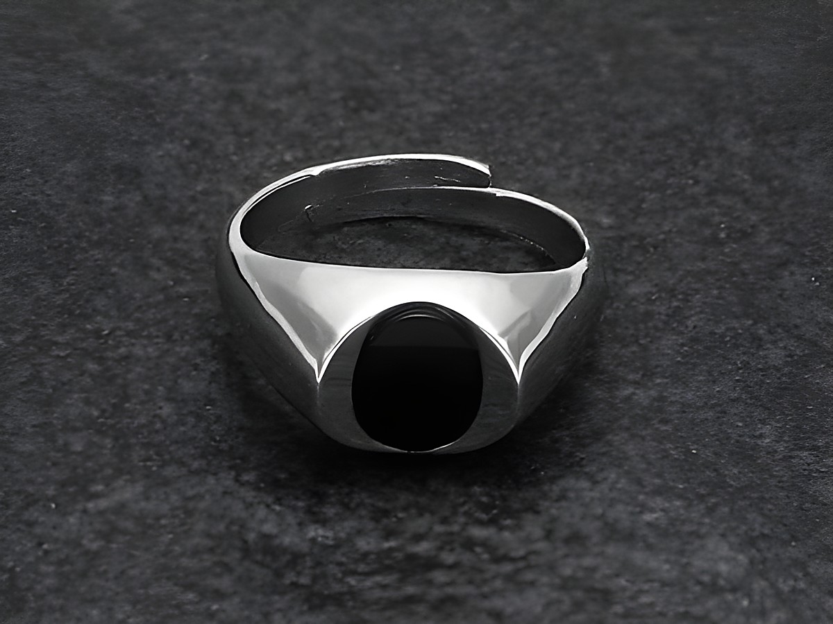 Silberring mit verstellbarer Größe, rhodiniert, im klaren Design. Der Ring hat einen ovalen Onyxstein in der Mitte und wirkt elegant und modern. Ideal für jeden Anlass.