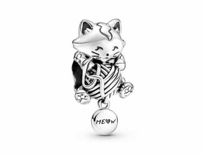 Silber charm von Pandora in Form eines süßen Kätzchens, das mit einem Wollknäuel spielt, ergänzt durch einen charmanten Anhänger mit der Aufschrift Meow, gefertigt aus hochwertigem Silber.