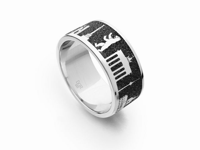 Der DUR Lavasand Ring Nachtring Berlin R4779.60 aus Sterling Silber in Größe 60 zeigt eine elegante, schwarze Oberfläche mit grafischen Motiven der Berliner Skyline.