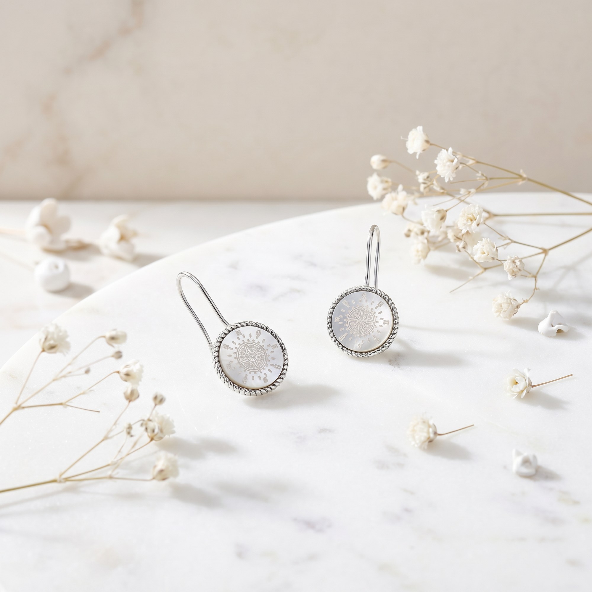 Engelsrufer WINDROSE Ohrhänger Ornament mit Perlmutt - Silber rhodiniert & Weiß 12 mm – Ansicht 4