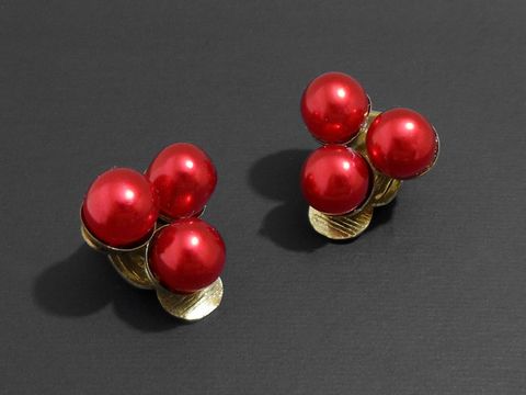 Modeschmuck Ohrclip elegant in Rot mit Zuchtperlenimitation, Hersteller Juwelier Harnisch, stilvoll gestaltet und ideal für besondere Anlässe.