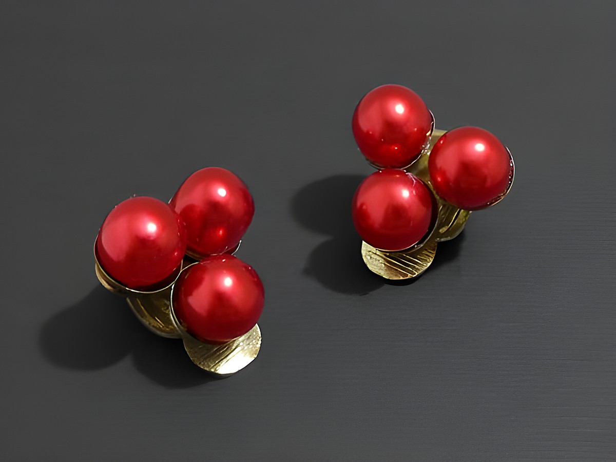 Modeschmuck Ohrclip elegant in Rot mit Zuchtperlenimitation, Hersteller Juwelier Harnisch, stilvoll gestaltet und ideal für besondere Anlässe.