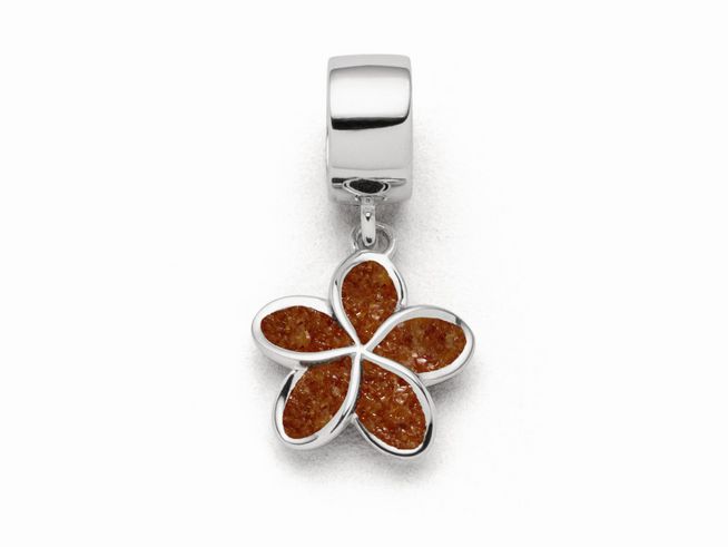 Sterling Silber Charm in Form einer Plumeria Blüte mit Bernsteinsandfüllung, glänzende Oberfläche und filigrane Details, ideal für Schmuckliebhaber und individuell gestaltbaren Schmuck.