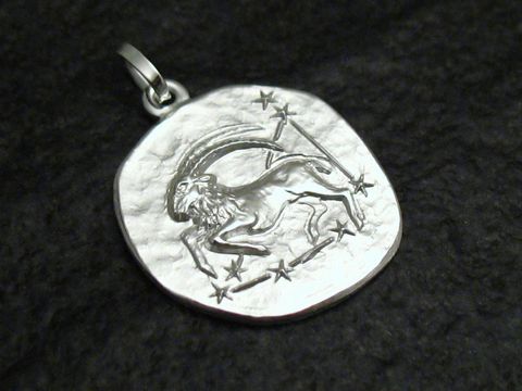 Steinbock Sternzeichen Anhänger aus Sterling Silber, geprägt mit einem detaillierten Steinbock und Sternen, hergestellt von Juwelier Harnisch.