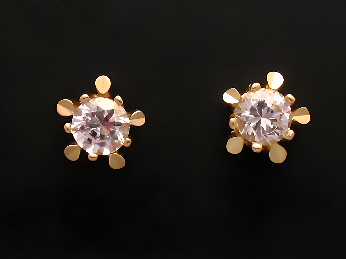 Ohrringe Zirkonia Gold Ohrstecker von Hersteller Juwelier Harnisch mit glitzernden Zirkonia-Steinen, die von einer filigranen goldenen Fassung gehalten werden.